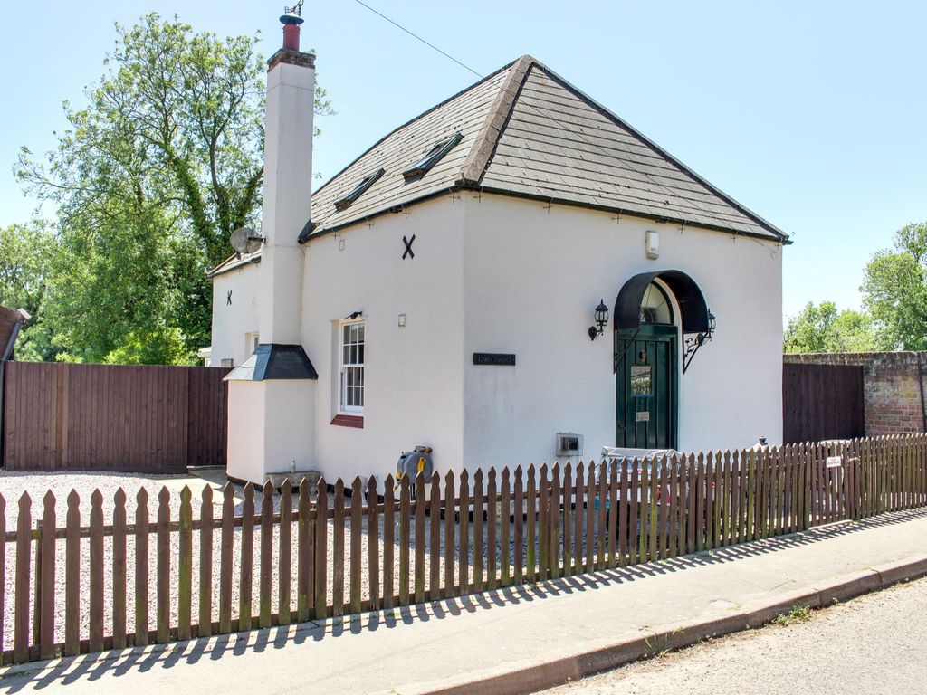 2 bed detached house for sale in Roman Bank, Gedney Dyke PE12, £300,000