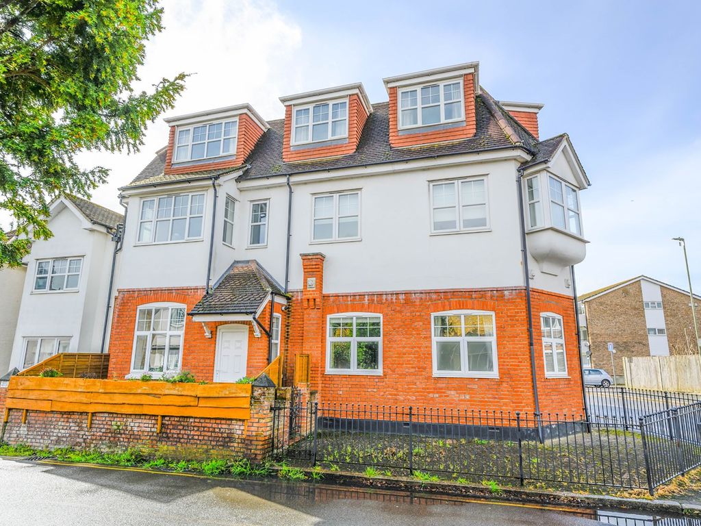 2 bed flat for sale in Queens Road, Hersham Village KT12, £335,000 Zoopla