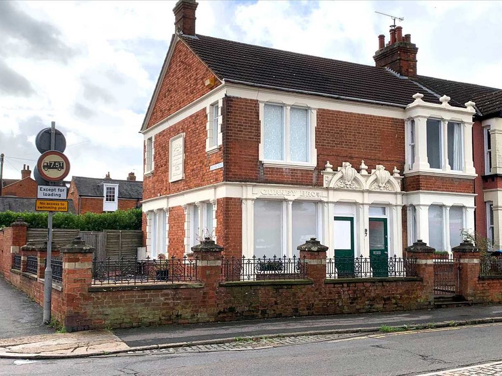 3 bed end terrace house for sale in Stratford Road, Wolverton, Milton
