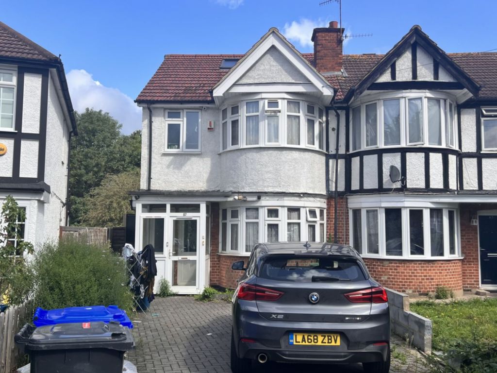 4 bed semidetached house for sale in Sandringham Crescent, South