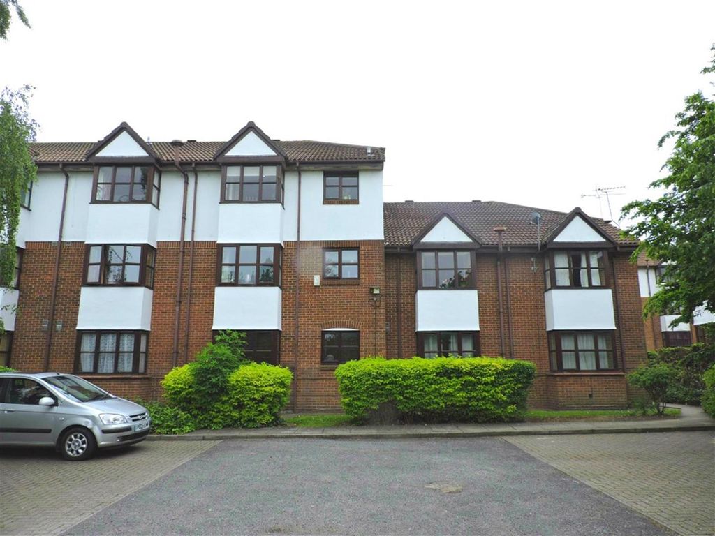 2 bed flat to rent in Swallow Close, Greenhithe DA9 Zoopla
