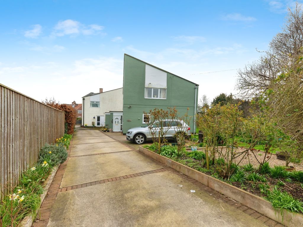 4 bed link detached house for sale in Laurels Close, Habrough