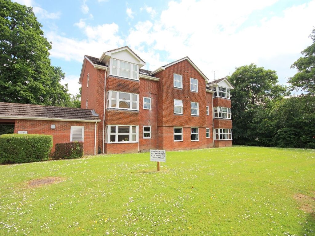 2 bed flat for sale in Bowes Close, Horsham, West Sussex RH13, £240,000
