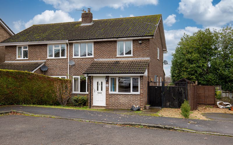3 bed semidetached house for sale in Highfield Close, Semington