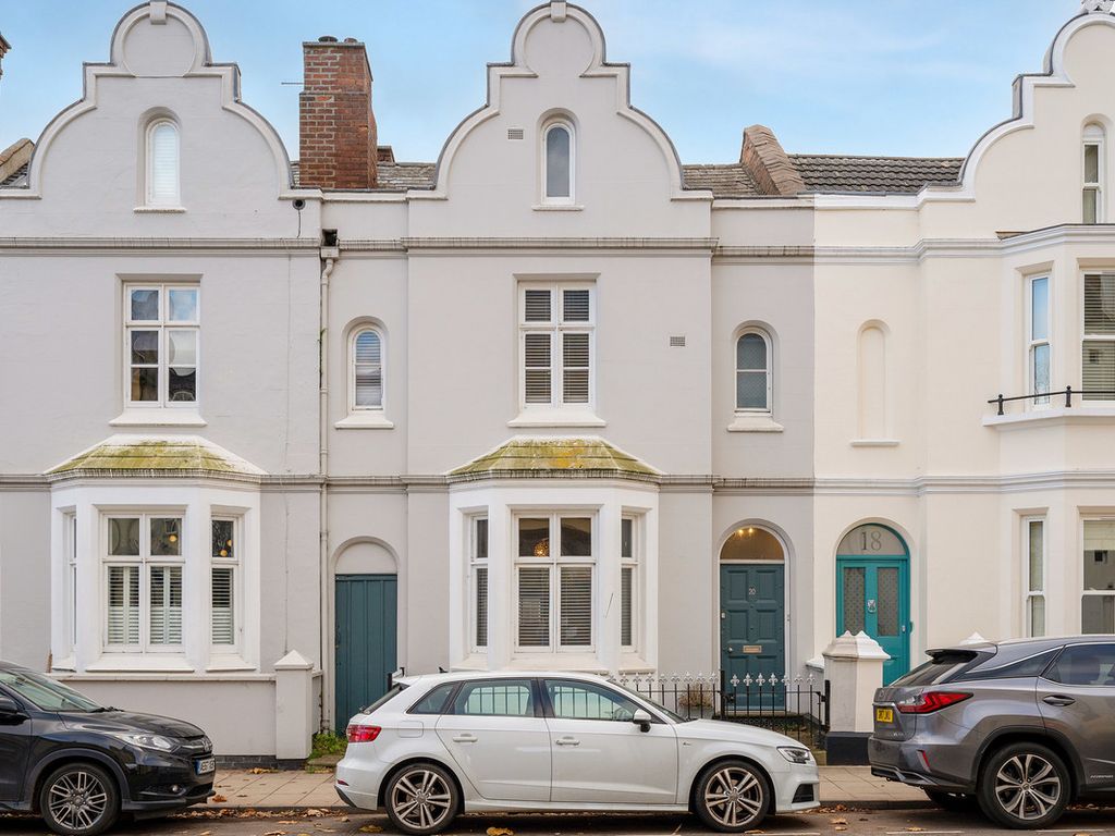 4 bed town house for sale in Clarendon Avenue, Leamington Spa