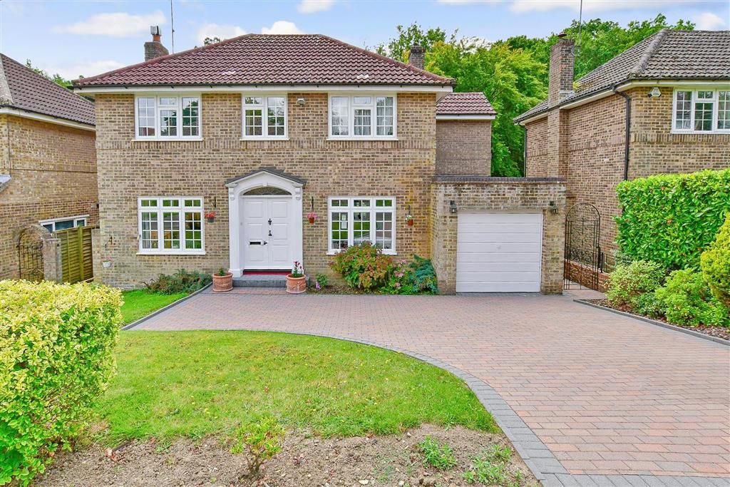 4 bed detached house for sale in Lynton Park Avenue, East Grinstead