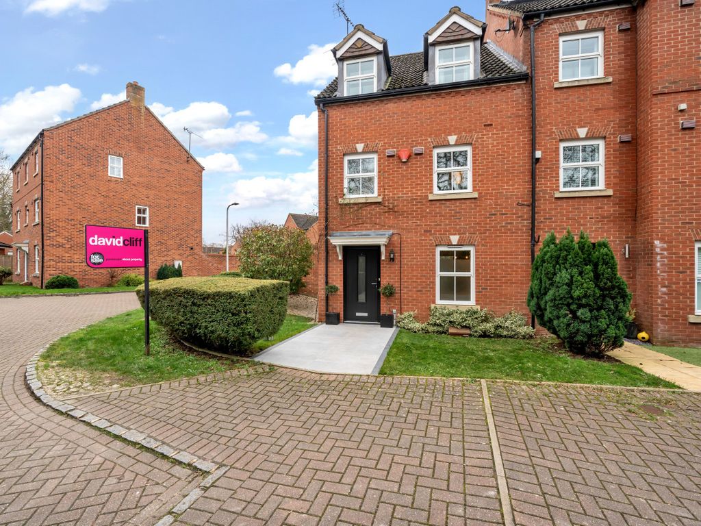 4 bed end terrace house for sale in Victoria Walk, Wokingham, Berkshire