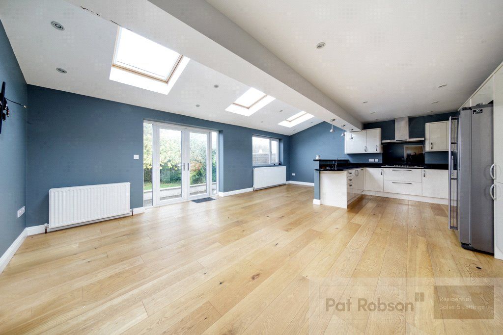 4 bed semidetached house to rent in Grenville Drive, Brunton Park