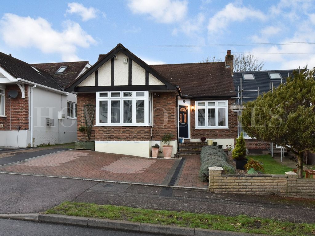 3 bed semidetached bungalow for sale in Park Avenue, Potters Bar EN6