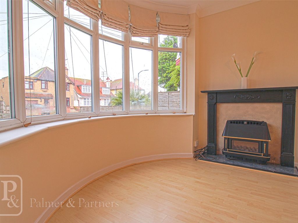 2 bed flat to rent in Holland Road, ClactonOnSea, Essex CO15, £850