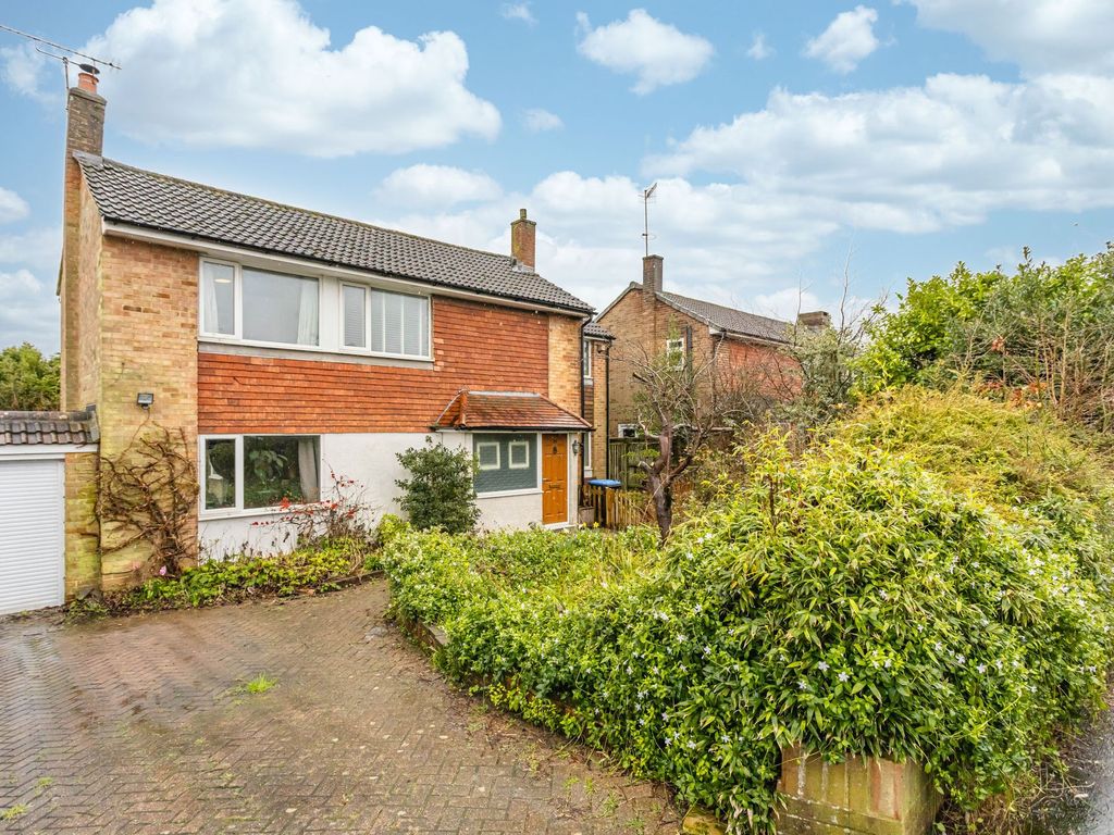 4 bed detached house for sale in Lingfield Road, East Grinstead RH19, £