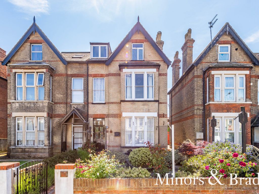 5 bed semidetached house for sale in London Road South, Lowestoft NR33