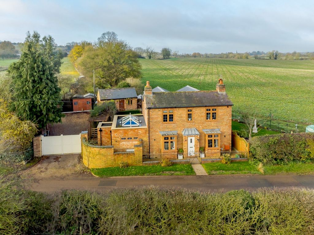 3 bed detached house for sale in West Farndon, Daventry