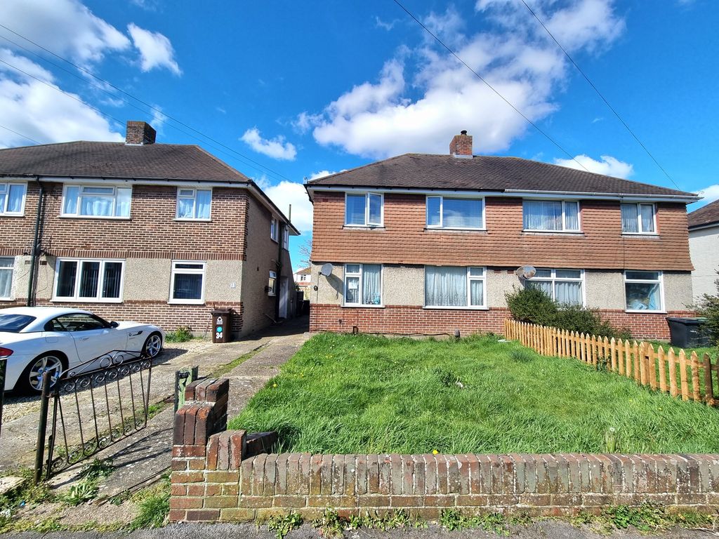 2 bed to rent in Shalbourne Road, Gosport PO12, £1,000 pcm