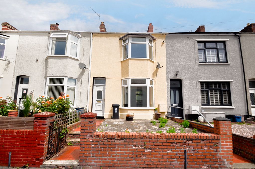 3 bed terraced house for sale in Crescent Road, Newport NP19, £175,000