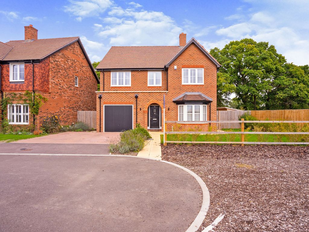 4 bed detached house for sale in Sweeters Field Road, Alfold, Cranleigh