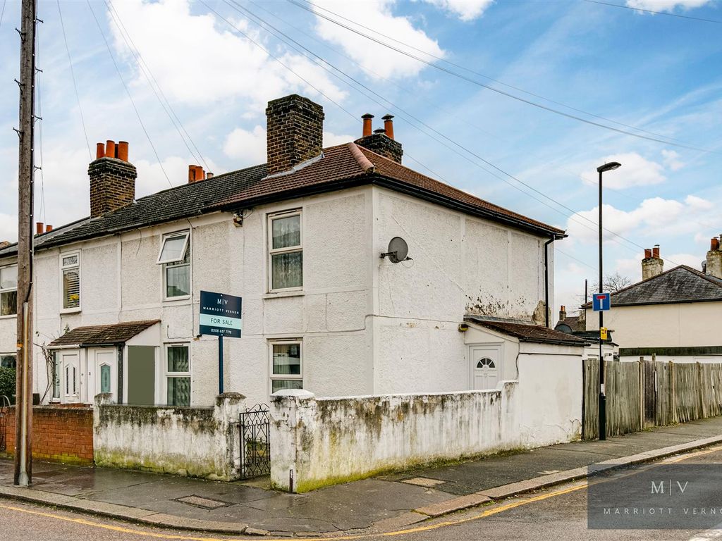 3 bed end terrace house for sale in Doyle Road, London SE25, £375,000