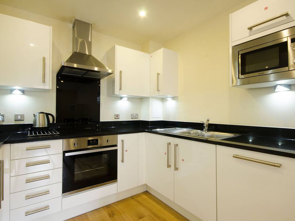 1 bed flat to rent in Mercury House, Canning Town, London E16, £1,625