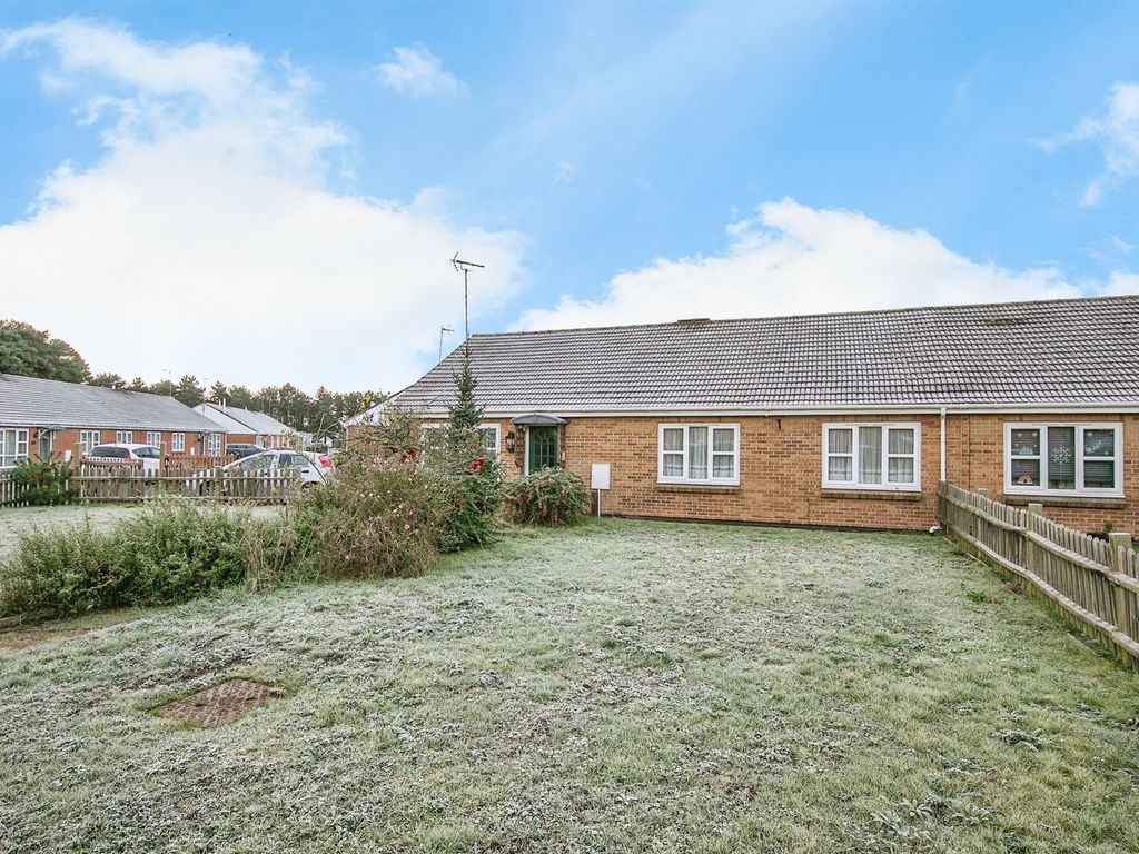 3 bed semidetached bungalow for sale in Greenways, Sutton Heath