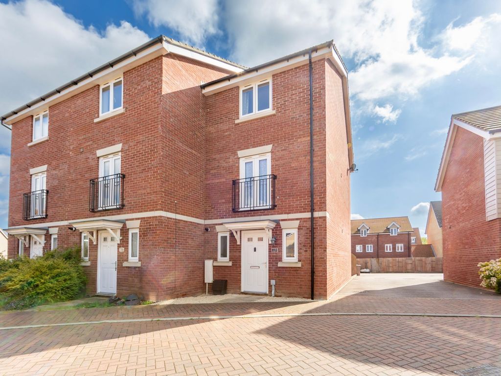 4 bed end terrace house for sale in Falcon Crescent, Costessey, Norwich