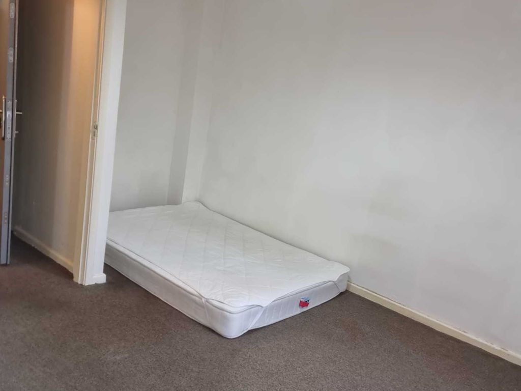 Studio to rent in Flt Chilvers Grove, Marston Green B37, £560 pcm Zoopla