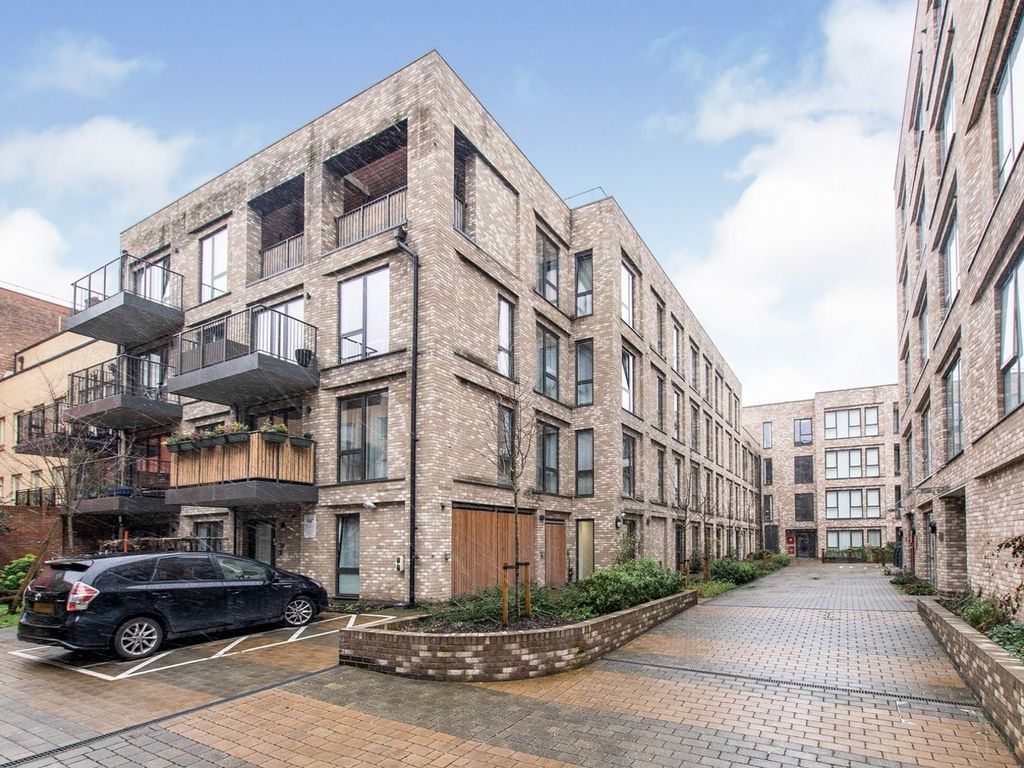 15 Alameda Place London E3  