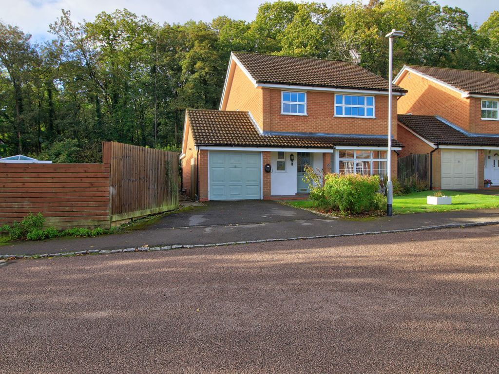 4 bed detached house for sale in Kent Close, Wokingham RG41, £675,000