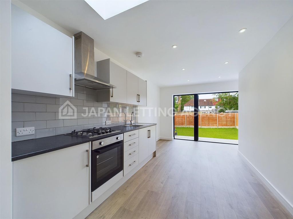 2 bed flat to rent in Ennismore Avenue, Greenford UB6, £2,300 pcm Zoopla