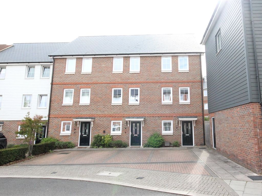 4 bed detached house to rent in Woodland Road, Dunton Green, Sevenoaks