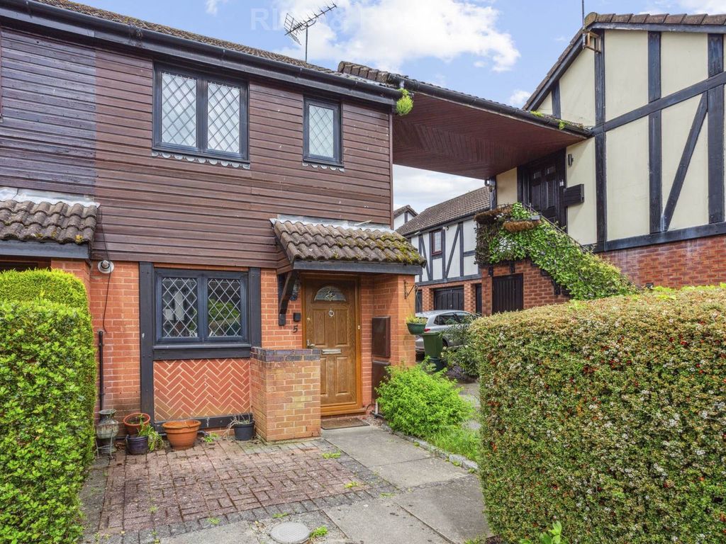 2 bed end terrace house for sale in Deans Court, Windlesham GU20, £