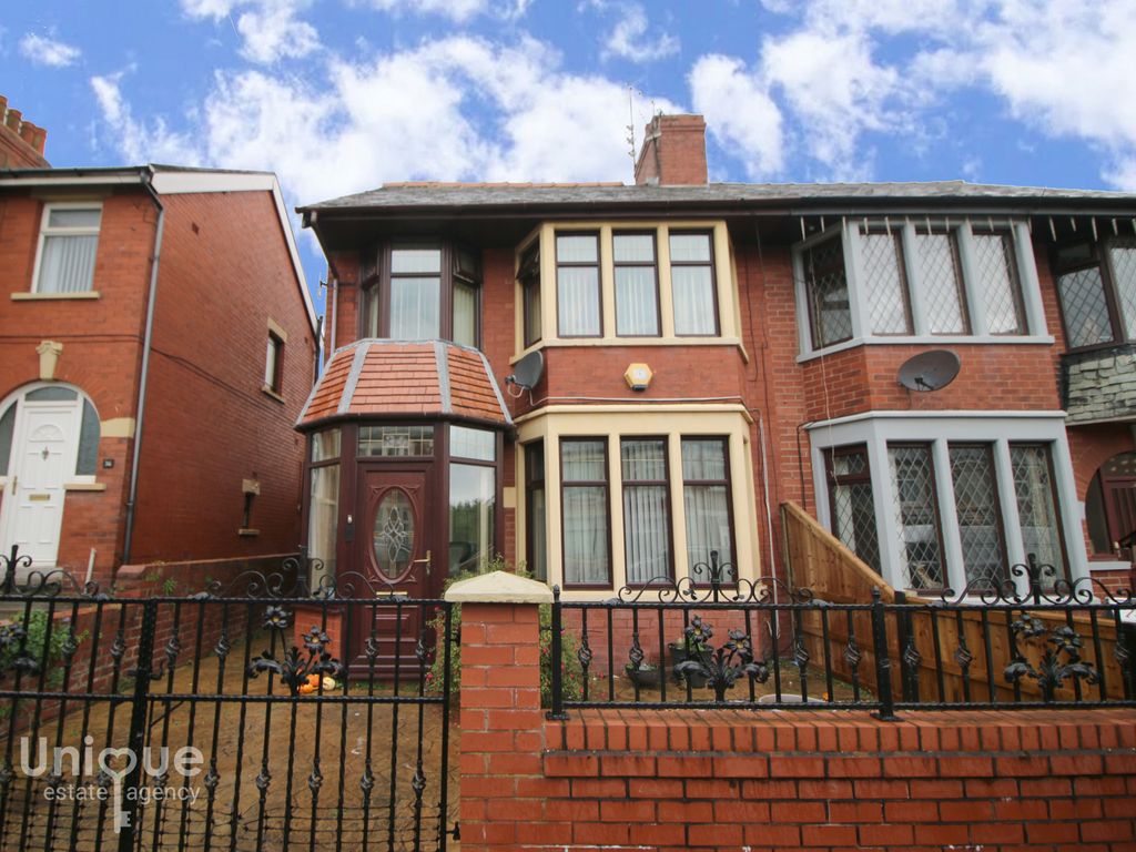 4 bed semidetached house to rent in Birchway Avenue, Blackpool, Lancashire FY3, £900 pcm Zoopla