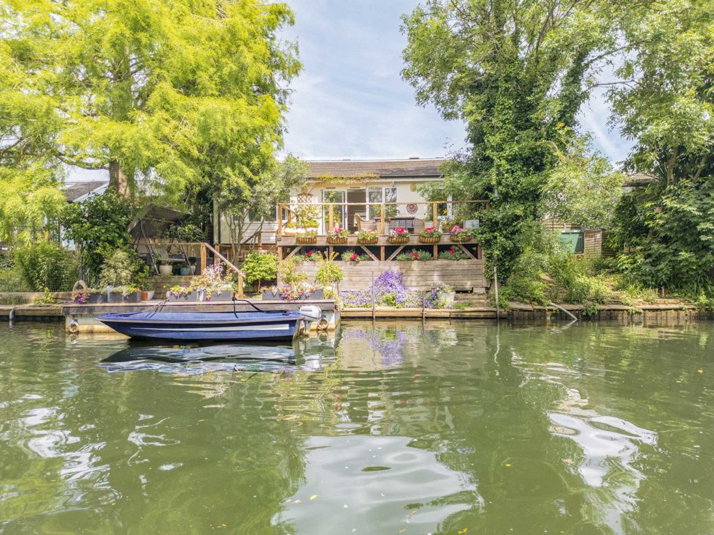 2 bed detached house for sale in Thames Street, Hampton TW12, £699,950