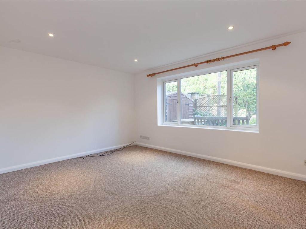 2 bed flat to rent in Heath Lane, Bladon, Woodstock OX20, £1,150 pcm Zoopla