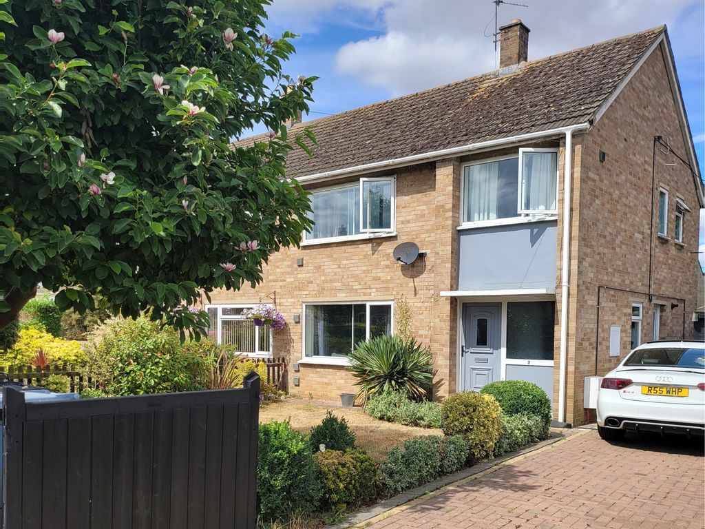 3 bed semidetached house for sale in Marlborough Close, Carterton OX18