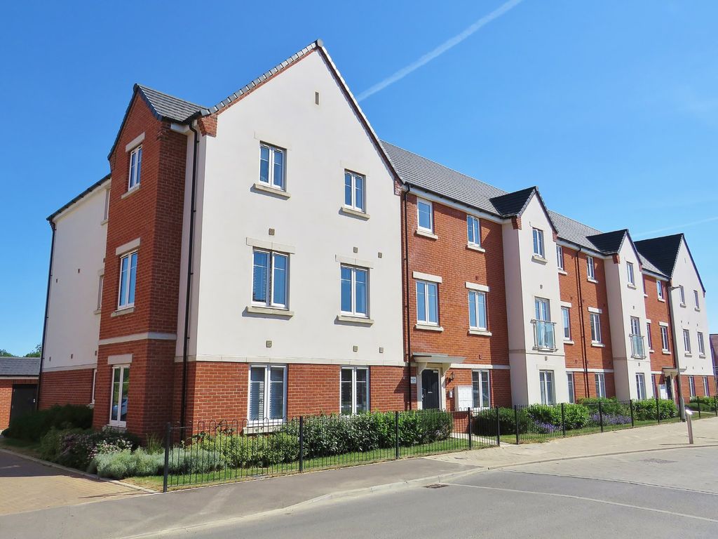 2 bed flat to rent in Cornwell Avenue, Wood, Crawley, West Sussex