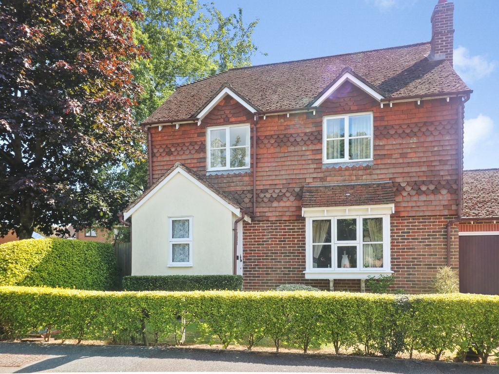 4 bed linkdetached house for sale in The Bulrushes, Singleton, Ashford