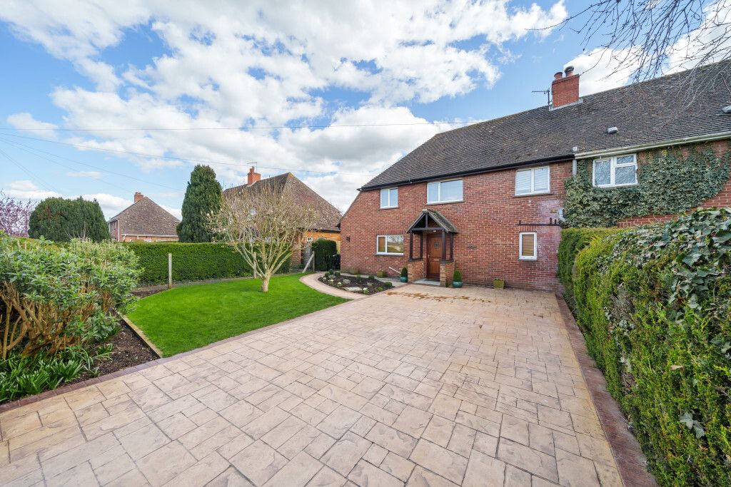 3 bed semidetached house for sale in Manor Fields, Regis