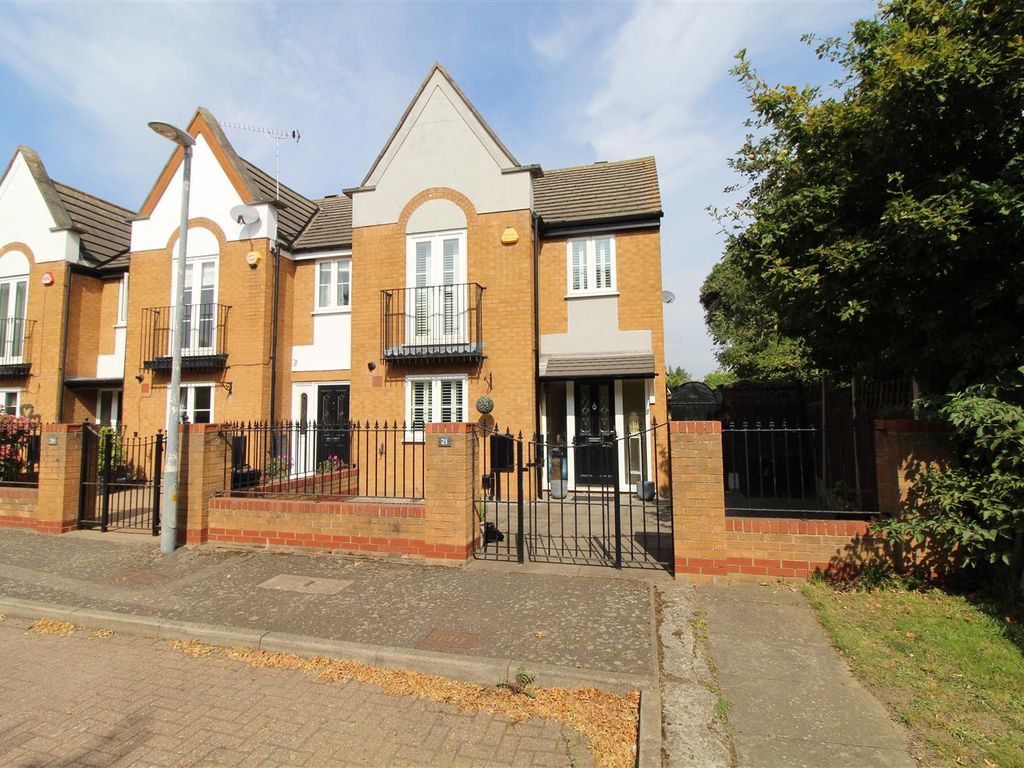3 bed end terrace house to rent in Wallis Close, Hornchurch RM11, £2,250 pcm Zoopla