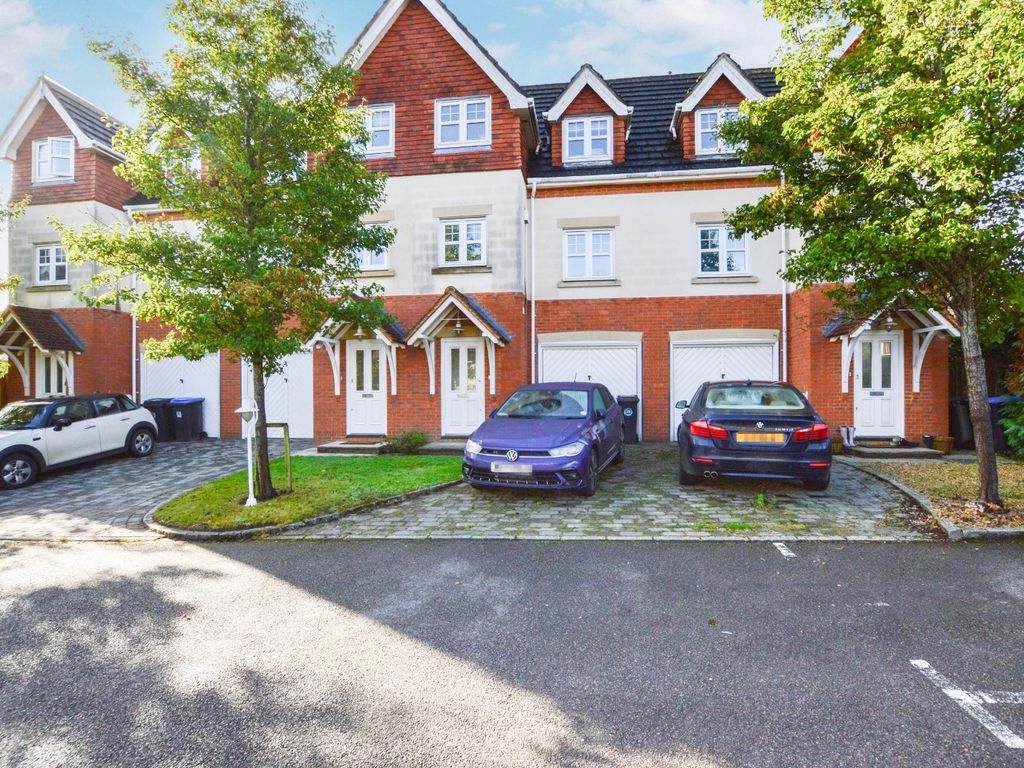 3 Bed Terraced House To Rent In Claremont Avenue Woking Surrey GU22 3-bed-terraced-house-to-rent-in-claremont-avenue-woking-surrey-gu22
