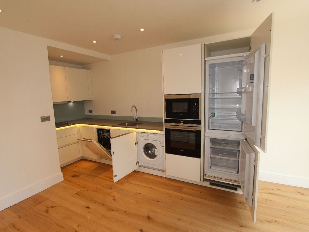 1 bed flat to rent in Darkes Lane, Potters Bar EN6, £1,250 pcm Zoopla