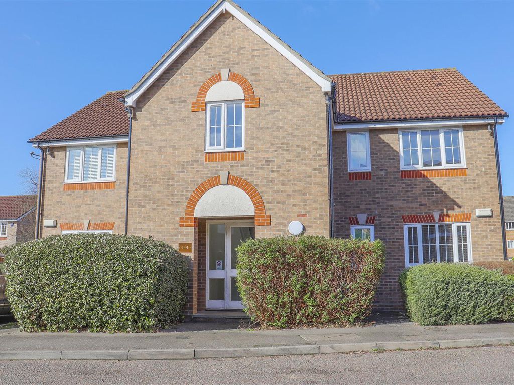 2 bed flat to rent in Osprey Court, Osprey Road, Waltham Abbey, Essex