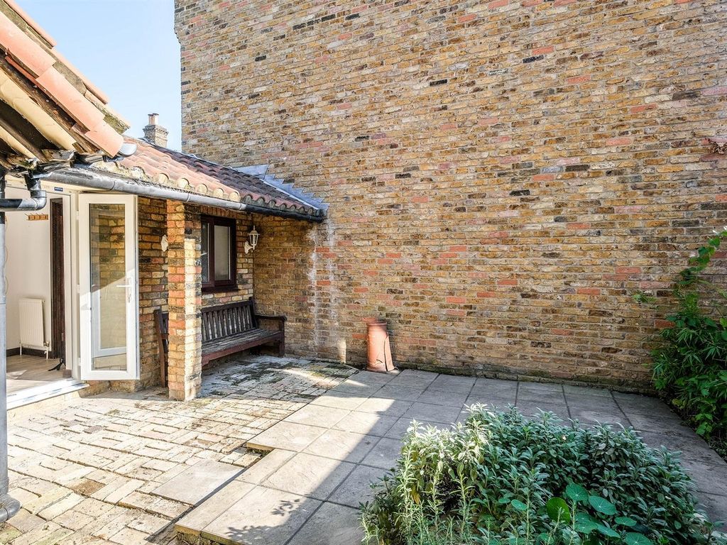 1 bed flat to rent in Forest Road, London E17, £1,595 pcm Zoopla