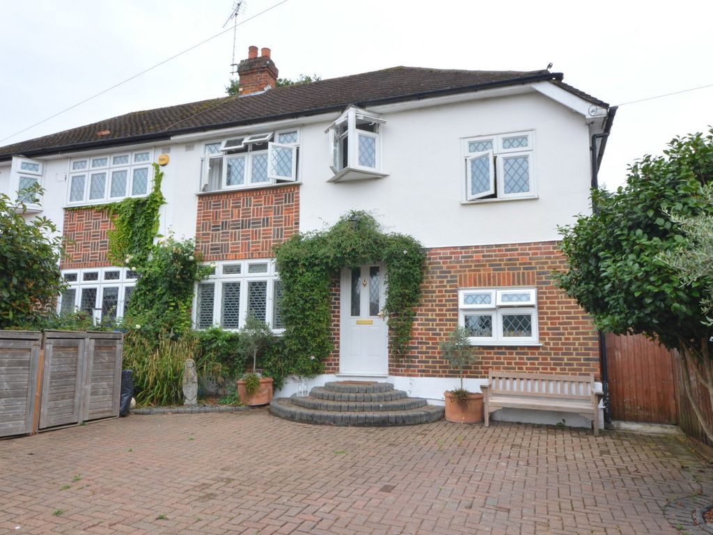 3 bed semidetached house to rent in Tudor Close, Chessington, Surrey