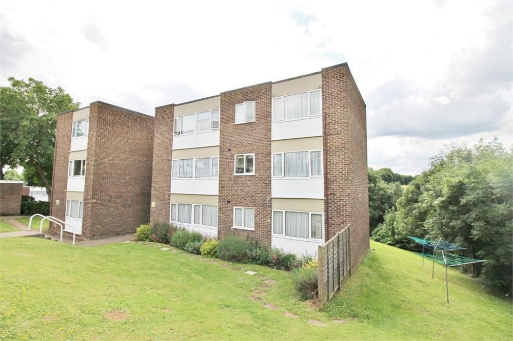 2 bed flat to rent in Hillside, Hoddesdon EN11 Zoopla