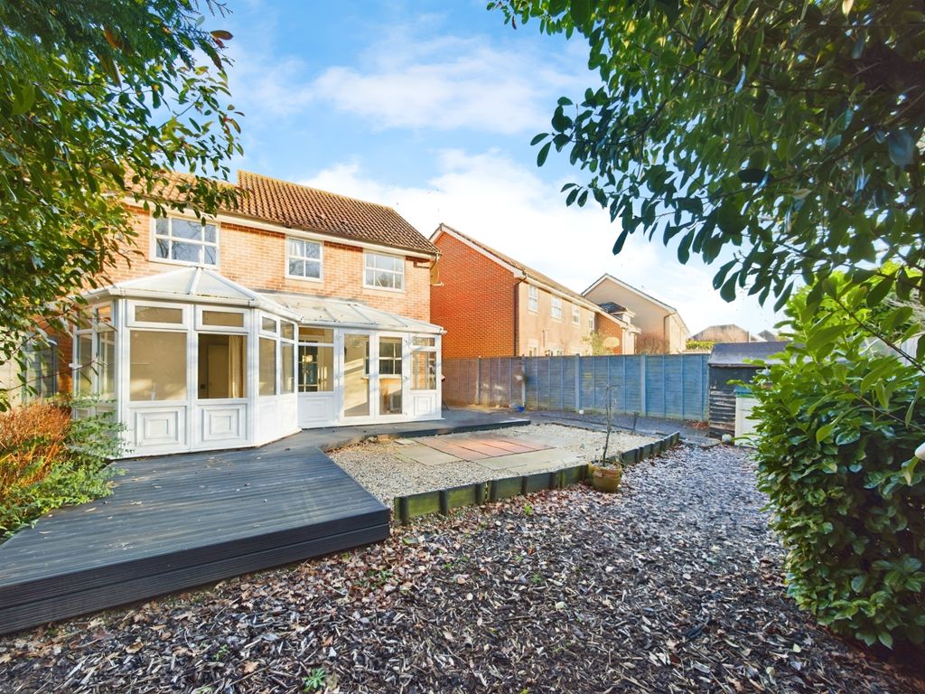 3 bed link detached house for sale in Goldfinch Close, Horsham RH12, £