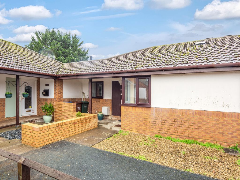 2 bed bungalow for sale in Dove Green, Bicester OX26, £285,000 Zoopla