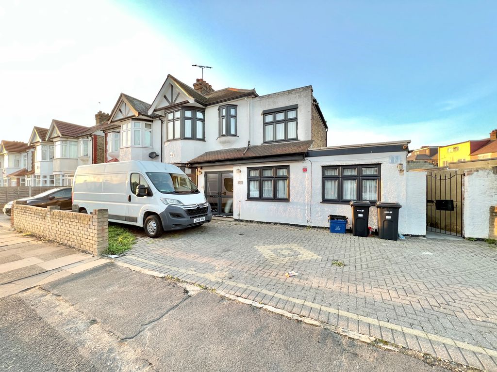 2 bed flat to rent in Road, Gants Hill IG2 Zoopla