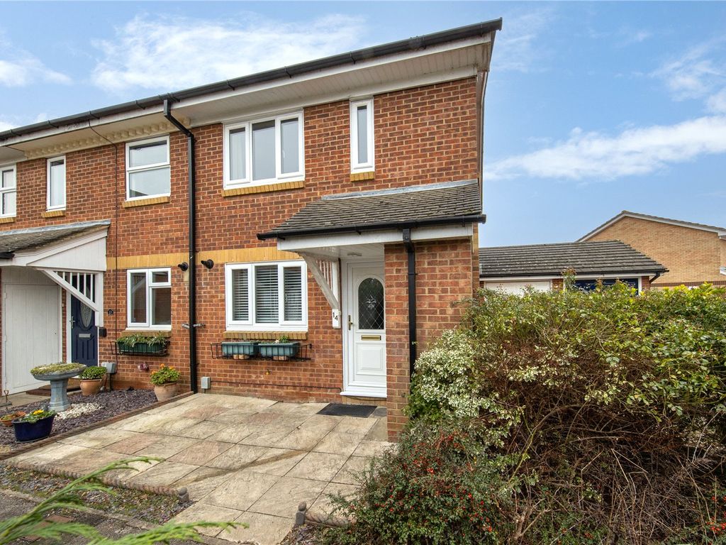 2 bed end terrace house for sale in Brimfield Close, Luton