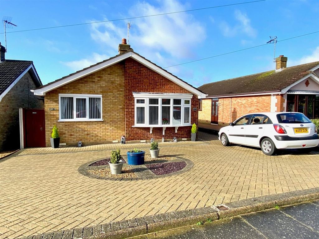2 bed bungalow for sale in Claydon Drive, Oulton Broad, Lowestoft