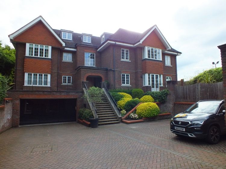 2 bed flat to rent in Claremont Lane, Esher KT10, £2,800 pcm Zoopla